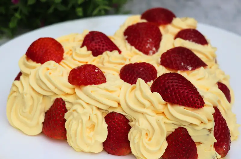 10 Easy Steps to Make a Delicious Strawberry Mille Feuille with Vanilla Cream