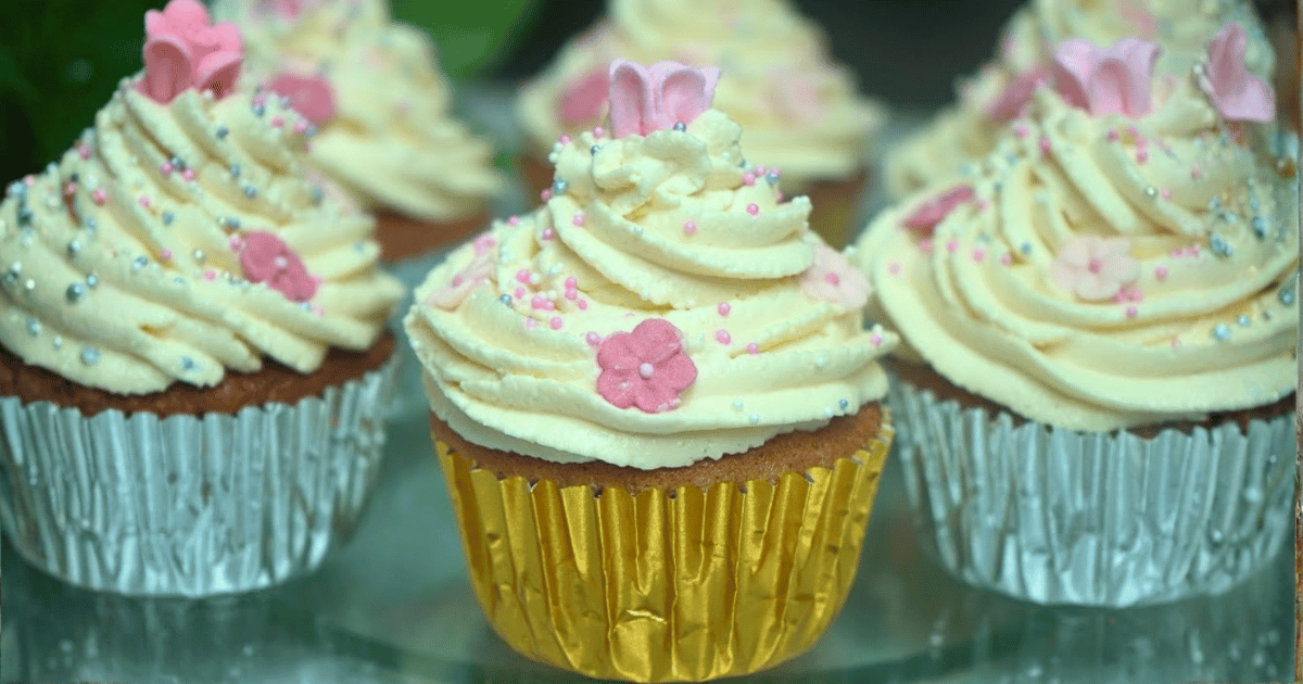  Magic of Classic Vanilla Cupcakes In 2 Steps😋
